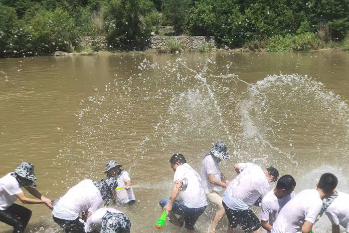 欢乐的打水仗